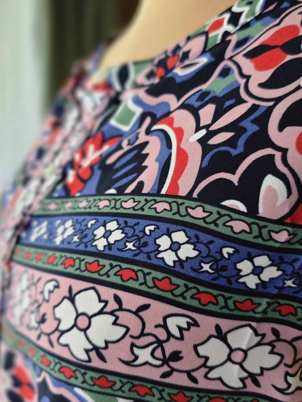 Ann Taylor LOFT | Vibrant Boho Floral Sleeveless Blouse Size Small Lightweight - Picture 3 of 12